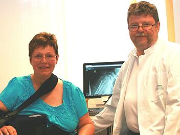 Erika Eibl, Patientin im MZEB, ist mit der aktuellen Unterst&uuml;tzung sehr zufrieden. Sie kann wieder ein wenig laufen und ist auf gutem Weg, zur&uuml;ck zur Selbstst&auml;ndigkeit zu finden. Foto: Klinikum Bayreuth