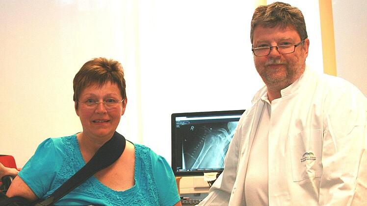 Erika Eibl, Patientin im MZEB, ist mit der aktuellen Unterst&uuml;tzung sehr zufrieden. Sie kann wieder ein wenig laufen und ist auf gutem Weg, zur&uuml;ck zur Selbstst&auml;ndigkeit zu finden. Foto: Klinikum Bayreuth