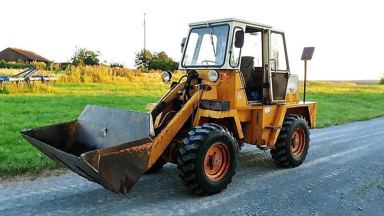 Betrunkener Dieb klaut bei Ansbach einen Radlader von einem Firmengel&auml;nde und bleibt auf der Flucht stecken. (Symbolbild)