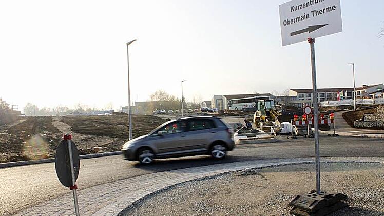 Der Kreisel hinter der Bahnhofsunterführung ist schon befahrbar, am Abzweig Richtung Therme wird aber noch gearbeitet. Foto: Tobias Kindermann