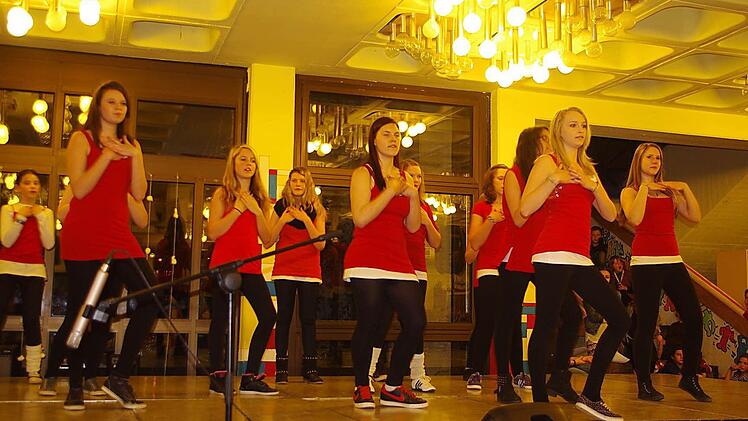 Die Tanz-Arbeitsgemeinschaft der Ganztagsklassen tanzte zu "Last Christmas". Fotos: Heike Schülein