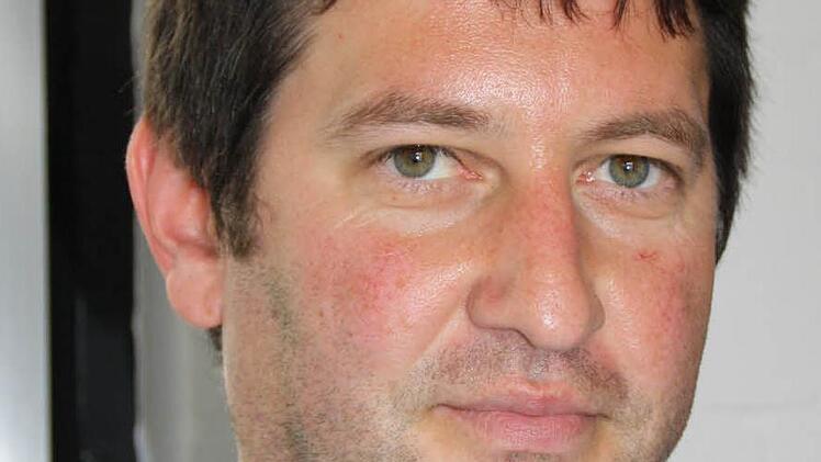 Groß war gestern die Freude bei der gesamten SPD-Fraktion über die Wahl von Alfred Schrenk zum stellvertretenden Landrat. Die SPD stellt drei der 16 neuen Kreisräte: Britta Bildhauer, Thomas Menz und Achim Bieber. Bieber ist 37 Jahre alt und sitzt seit sechs Jahren im Maßbacher Gemeinderat. "Ich freue mich, auf Kreisebene Verantwortung zu übernehmen", sagte er gestern kurz vor der Vereidigung. Eines seiner Ziele sei, die Infrastruktur im Landkreis zu verbessern. "Ansonsten muss ich mich jetzt...