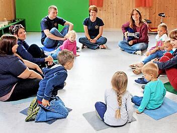 Mit Gitarre: Musiklehrerin Birgit Döhler stellt beim Infonachmittag der Jugendblaskapelle Großwenkheim die "musikalische Früherziehung" vor.
