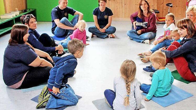 Mit Gitarre: Musiklehrerin Birgit Döhler stellt beim Infonachmittag der Jugendblaskapelle Großwenkheim die "musikalische Früherziehung" vor.