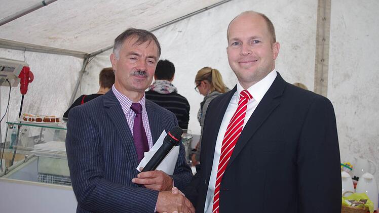 Thomas Schneider (rechts) von der Sparkasse Kulmbach-Kronach überreichte Gerhard Eidelloth eine Spende von 250 Euro. Foto: Heike Schülein