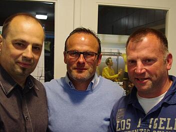 Die ATS-Fußballer haben eine neue Führung. Der bisherige Leiter Jörg Braun gratuliert seinem Nachfolger Johannes Popp (rechts). In der Mitte Trainer Armin Eck.  Foto: Christian Schuberth