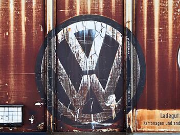 Das VW-Image bröckelt: ein verblichenes Logo an einem Güterwaggon in Zwickau Foto: Jan Woitas, dpa