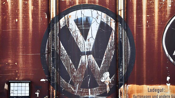 Das VW-Image bröckelt: ein verblichenes Logo an einem Güterwaggon in Zwickau Foto: Jan Woitas, dpa
