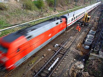 IC-Züge der Deutschen Bahn - hier ein Symbolbild - werden dieses Jahr doch noch nicht in Ludwigsstadt halten. Foto: Jens Büttner dpa/Archiv