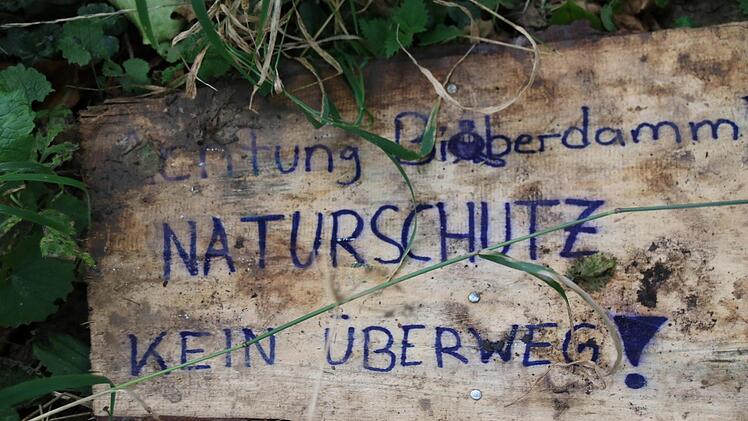 Spaziergänger werden zur Vorsicht gemahnt.