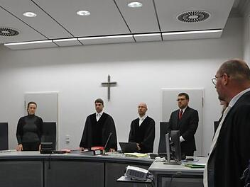 Betreten in dem Vergewaltigungsverfahren juristisches Neuland: der Vorsitzende Richter Markus Reznik (2.v.l.) mit Kollegen. Barbara Herbst