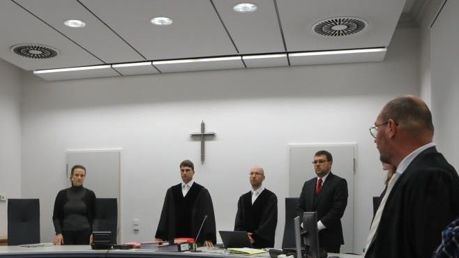 Betreten in dem Vergewaltigungsverfahren juristisches Neuland: der Vorsitzende Richter Markus Reznik (2.v.l.) mit Kollegen. Barbara Herbst