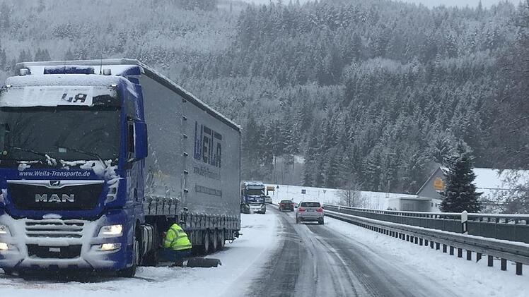 Der Fahrer dieses Lkw zog Schneeketten auf, um seine Fahrt fortsetzen zu können. Foto: Alexander Löffler