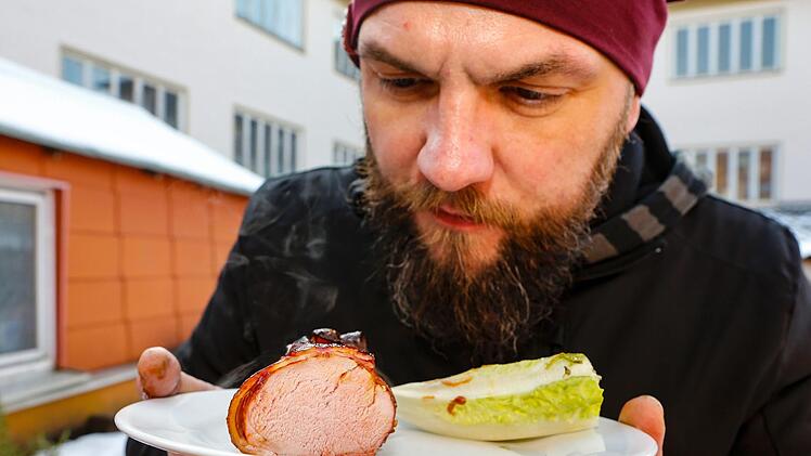 Rosa die Lende, warm der Salat: Oliver Kopp genießt das Wintergrillen  ... und das Ergebnis. Foto: Matthias Hoch