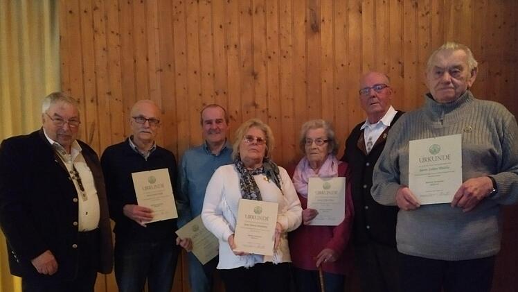 Die Geehrten für langjährige Mitgliedschaft (von links):  1. Vorsitzender Wilfried Donner,  Kurt Raab (40 Jahre),   Marcel Annon (50),  Marga Kleinhenz (50), Luise Eiter (50),   2. Vorsitzender Ottmar Bohn und  Lothar Wutke (40). Foto: Helga Raab