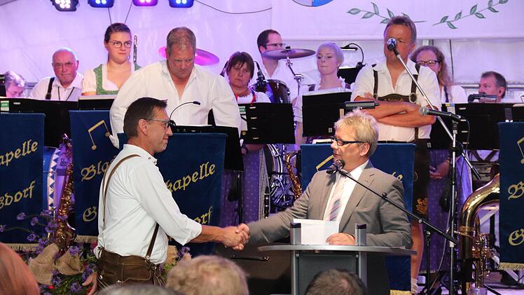 Bürgermeister Norbert Walter übergibt dem Vorsitzenden Raimund Kratz ein gefülltes Briefkuvert.