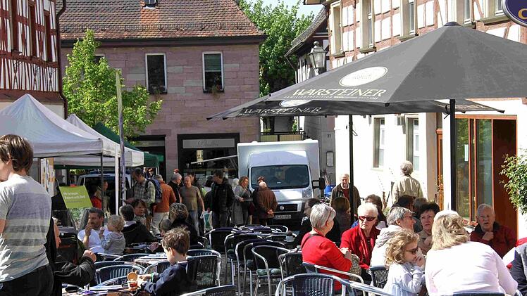Die Stadt soll die Rahmenbedingungen dafür schaffen, dass die Innenstadt nicht nur vor dem Eiscafé Cortina belebt ist. Foto: Richard Sänger