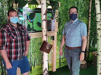 Dieter Heppt (links) und Michael Wilhelm in einem der Themenräume des "Geheimnisreichs".  Foto: Michael Bauer