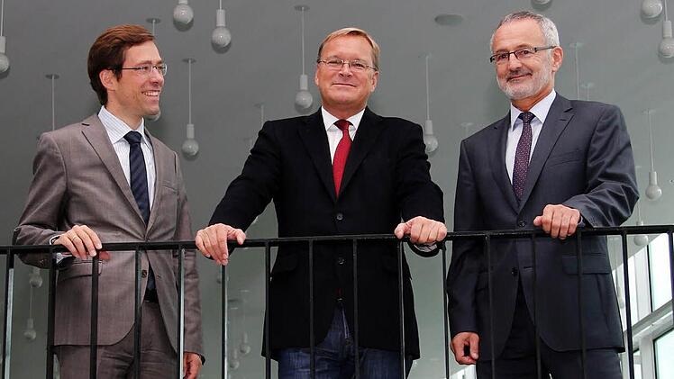 Symphoniker-Intendant Axt, OB Starke und Geschäftsführer Feulner (von links) in der Konzerthalle Foto: Matthias Hoch