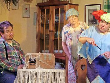 Sie glänzten im Stück "Von allen Geistern verlassen" (von links): Hausdiener Rudi (Pfarrer Michael Erhart), Erna (Theresia Baum) und Olga alias "Madame Ozeana" (Edeltraud Schnapp). Das Laientheaterspiel in Sand wird am Wochenende noch zweimal aufgeführt. Fotos: Alfons Beuerlein