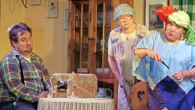 Sie glänzten im Stück "Von allen Geistern verlassen" (von links): Hausdiener Rudi (Pfarrer Michael Erhart), Erna (Theresia Baum) und Olga alias "Madame Ozeana" (Edeltraud Schnapp). Das Laientheaterspiel in Sand wird am Wochenende noch zweimal aufgeführt. Fotos: Alfons Beuerlein
