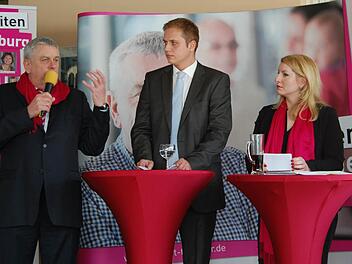 Coburgs Zweiter Bürgermeister Norbert Tessmer (links) wurde beim Neujahrsempfang der SPD von Franziska Bartl und Bastian Schober zu allerhand Themen befragt. Fotos: Oliver Schmidt