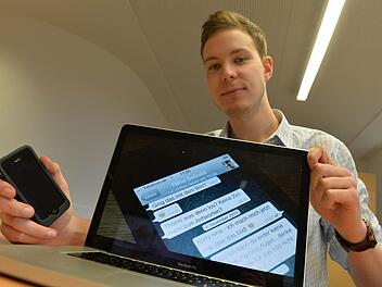 Thomas Sebald ist Abiturient am Theresianum in Bamberg. Er hat eine Seminararbeit über den "Zwang der Antwort" geschrieben.  Foto: Ronald Rinklef