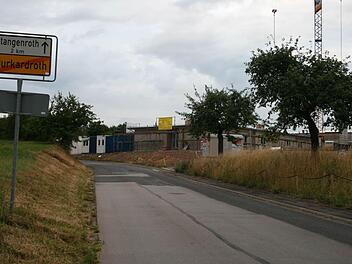 Die Gemeinde Burkardroth überlegt, die Straße "Strenge Tür" zum geplanten Wohnpflegeheim komplett zu sanieren. Straße und Gehweg sind in schlechtem Zustand, der Kanal überlastet. Die Beleuchtung muss ebenfalls erweitert werden. Foto: Gabriele Sell