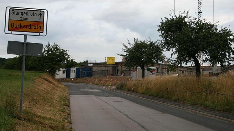 Die Gemeinde Burkardroth überlegt, die Straße "Strenge Tür" zum geplanten Wohnpflegeheim komplett zu sanieren. Straße und Gehweg sind in schlechtem Zustand, der Kanal überlastet. Die Beleuchtung muss ebenfalls erweitert werden. Foto: Gabriele Sell