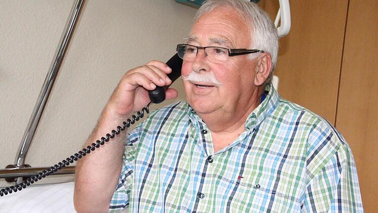 Ein zufriedener und dankbarer Patient. Helmut Schramm gibt bereits einen Tag nach seiner Herzschrittmacher-OP Bekannten und Freunden am Telefon Auskunft.  Foto: Helmut Will