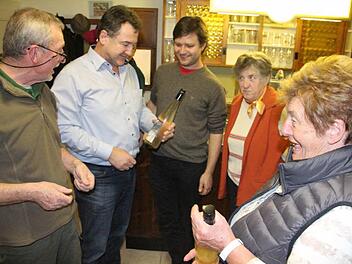 Die Untermerzbacher halten ihre ersten Flaschen mit dem "Tafelglück" in Händen. Aus den Mitgliedern des Obst- und Gartenbauvereins könnten auf Dauer ambitionierte Hobbywinzer werden.  Foto: Helmut Will