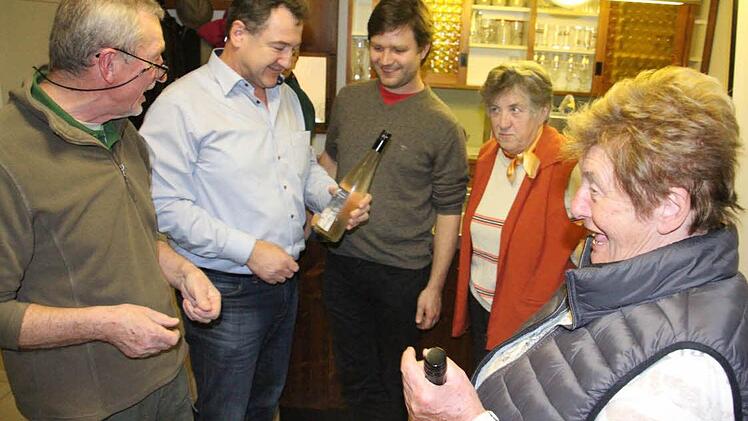 Die Untermerzbacher halten ihre ersten Flaschen mit dem "Tafelglück" in Händen. Aus den Mitgliedern des Obst- und Gartenbauvereins könnten auf Dauer ambitionierte Hobbywinzer werden.  Foto: Helmut Will