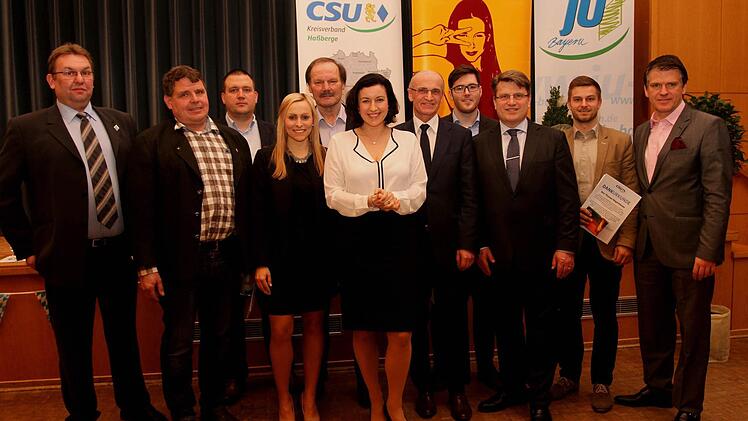 Die erfolgreichen Einzelwerber (von links) Günter Huppmann, Hermann Niediek, Sebastian Ott, Stefanie Hümpfner, Wolfgang Kunzmann, Staatssekretärin Dorothee Bär, Landrat Wilhelm Schneider, Lukas Guthardt, Minister Winfried Bausback, Thomas Wagenhäuser und CSU-Kreisvorsitzender Steffen Vogel. Foto: Günther Geiling