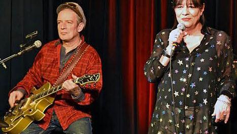 Gitarrist Ingo York erwies sich einmal mehr als kongenialer Begleiter der Songwriterin, Sängerin und Autorin Ulla Meinecke. Fotos: Ulrike Langer