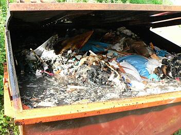 Einen brennenden M&uuml;llcontainer musste die Feuerwehr am Dienstagabend in Kulmbach l&ouml;schen.  Foto: Feuerwehr