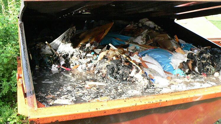 Einen brennenden M&uuml;llcontainer musste die Feuerwehr am Dienstagabend in Kulmbach l&ouml;schen.  Foto: Feuerwehr