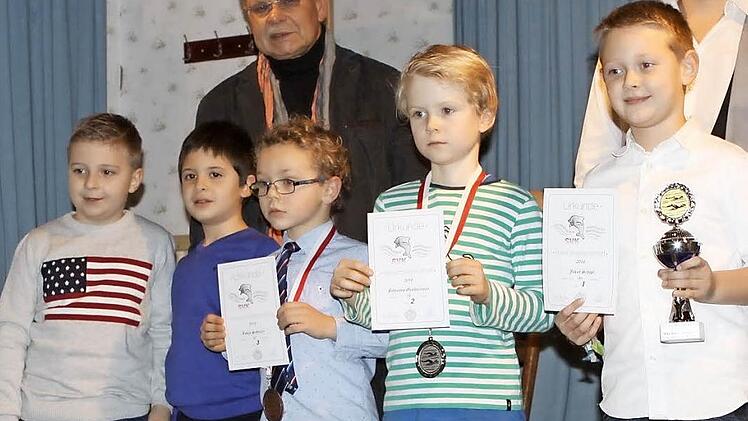 Diese jungen Schwimmer (vorne) waren bei der Vereinsmeisterschaft des SV Kronach bei den Jüngsten die Besten.