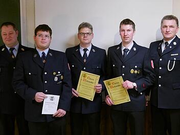 Wahlen, Ehrungen und Beförderungen standen bei Schondras Feuerwehr an (von links): Rainer Förg (Vorsitzender und stellvertretender Kommandant), Matthias Müller (Oberfeuerwehrmann), Wolfgang Wehner (30 Jahre Vereinsmitgleidschaft), Christian Schüßler (20 Jahre) und Harald Schüßler (Kommandant). Foto: Oswald Türbl