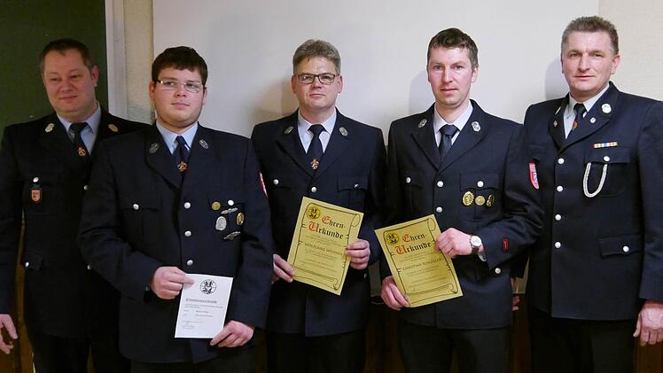 Wahlen, Ehrungen und Beförderungen standen bei Schondras Feuerwehr an (von links): Rainer Förg (Vorsitzender und stellvertretender Kommandant), Matthias Müller (Oberfeuerwehrmann), Wolfgang Wehner (30 Jahre Vereinsmitgleidschaft), Christian Schüßler (20 Jahre) und Harald Schüßler (Kommandant). Foto: Oswald Türbl