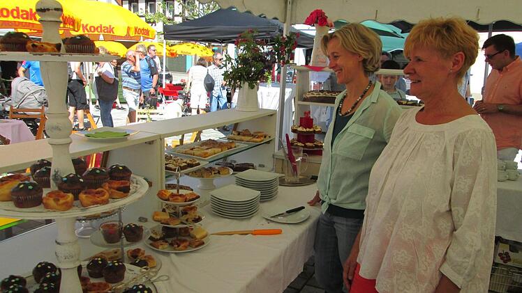 Wie im Schlaraffenland mussten sich die Besucher am Stand der kulturbunt-Damen auf dem Viehmarkt fühlen. Foto: Winfried Ehling