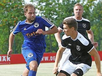 Ein Derby jagt das nächste: Zum Auftakt traf der VfR Katschenreuth (hier mit Jonas Beszczynski, Mitte) auf den ATS Kulmbach und zog mit 1:2 den Kürzeren. Heute Abend treffen die Schützlinge von Trainer Detlef Zenk zu Hause auf den Landesliga-Absteiger SSV Kasendorf.  Foto: Monika Limmer