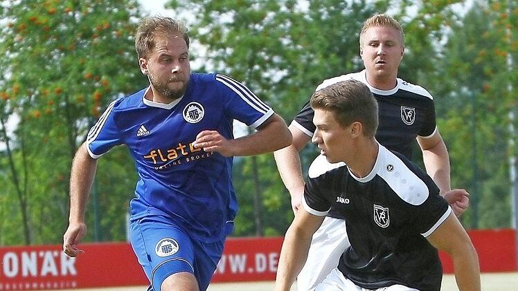 Ein Derby jagt das nächste: Zum Auftakt traf der VfR Katschenreuth (hier mit Jonas Beszczynski, Mitte) auf den ATS Kulmbach und zog mit 1:2 den Kürzeren. Heute Abend treffen die Schützlinge von Trainer Detlef Zenk zu Hause auf den Landesliga-Absteiger SSV Kasendorf.  Foto: Monika Limmer