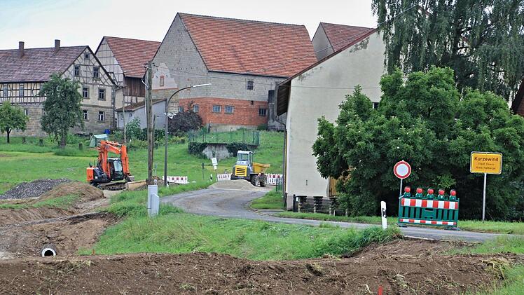 Die aktuelle Baustelle der Maßnahme Kleinkläranlage, Kanal- Abwasser und Straßenausbau in Kurzewind, aus Richtung Gereuth gesehen. Im Vordergrund, hinter dem Erdwall, wird die Kleinkläranlage ihren Platz finden. Foto: Helmut Will
