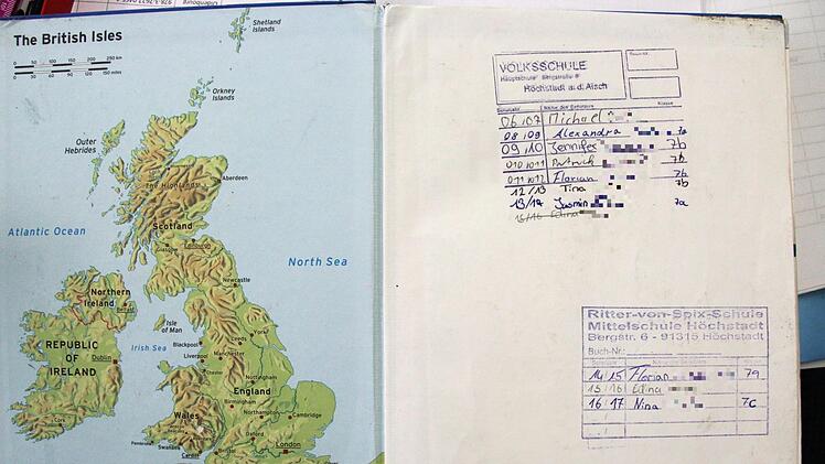 Am Schuljahresanfang tragen sich die Schüler vorne in ihre Bücher ein, hier (Mitte) ein Blick in ein ausgesondertes Englischbuch.