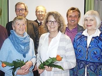 Die Geehrten des BLLV (von links): Heiner Beyer, Malu Glaser, Gerhard Opel, Ludwig Weilbacher, Thea Pelzl, Theo Schramm mit Gisela Jahreiß und Diana Wende. Foto: S. Sesselmann