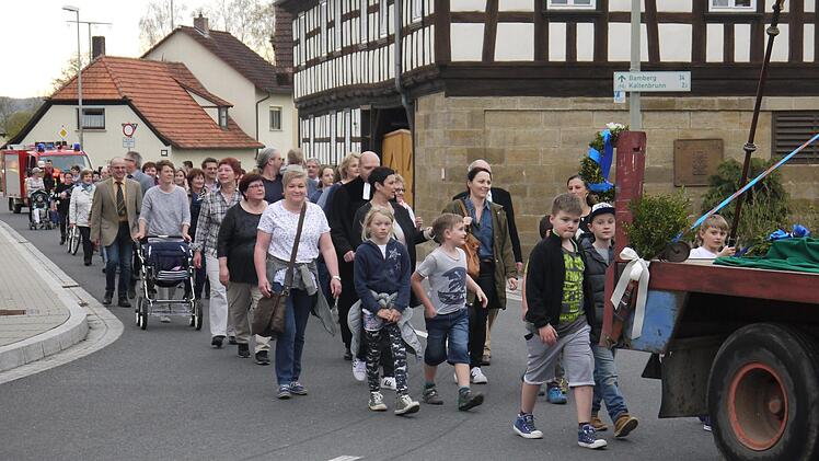 In Gleußen standen viele Menschen an der Straße, um die Ankunft der neuen Glocken für die evangelische Kirchengemeinde  live mitzuerleben. Nach Pfingsten wird das neue Geläut erstmals zu hören sein.Berthold Köhler