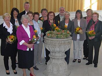 Um den Taufstein scharen sich die langjährigen Helferinnen im Kirchengemeindeleben  mit  Pfarrer Dirk Acksteiner (hinten links) und Lektor Friedrich Übelhack (Bildmitte).                                                                                                                      Foto: Klaus Oelzner