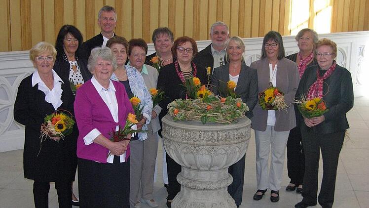 Um den Taufstein scharen sich die langjährigen Helferinnen im Kirchengemeindeleben  mit  Pfarrer Dirk Acksteiner (hinten links) und Lektor Friedrich Übelhack (Bildmitte).                                                                                                                      Foto: Klaus Oelzner