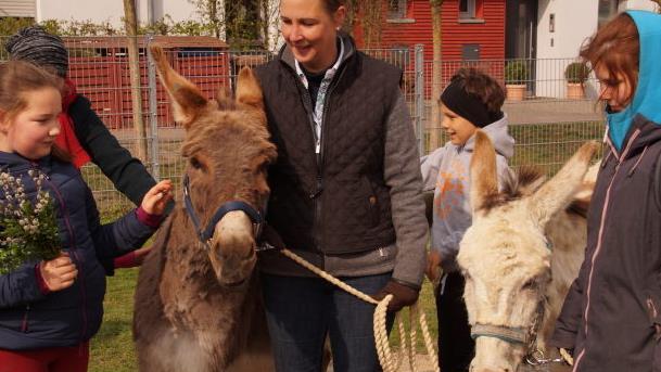 Die zwei Esel waren die Lieblinge an Palmsonntag in St. Wolfgang.  Fotos: Joseph Beck