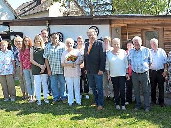 Gratulationscour zur goldenen Hochzeit von Ralf und Rita Neubert (7. und 8. non links) mit Bürgermeister Hans Pietz (10. von links) und weiteren Gratulanten im Kreis der Familie.  Foto: K.-H. Hofmann